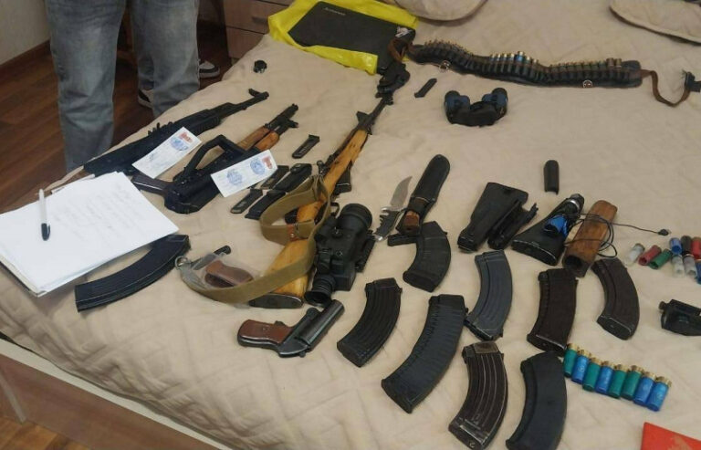 在犯罪集团头目和成员家中发现的武器、无人机和其他物品;14 人被捕