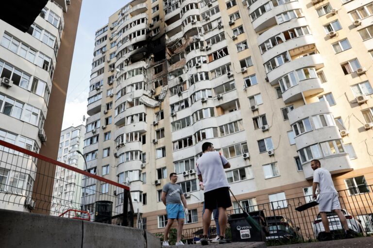 基辅面临俄罗斯的猛烈袭击，造成 4 人死亡