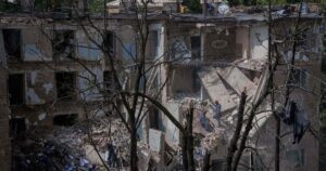 俄罗斯袭击导致乌克兰平民死亡，泽连斯基寻求更多西方援助