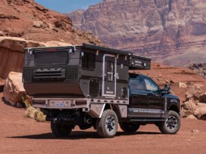 Four Wheel Campers 的第一款离网滑入式皮卡露营车宽敞且容纳