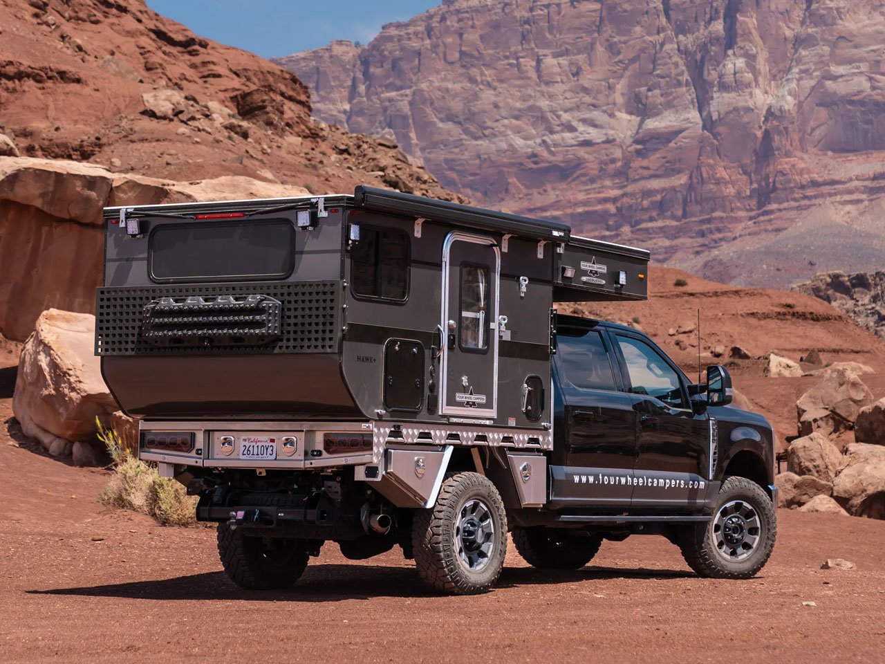 Four Wheel Campers 的第一款离网滑入式皮卡露营车宽敞且容纳