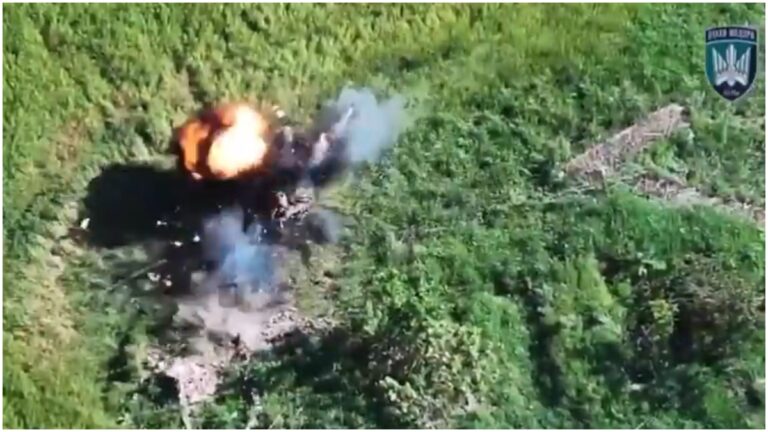 病毒式战争视频：俄罗斯士兵向乌克兰自杀式无人机投掷步枪，但被炸飞