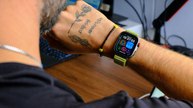 这款智能手表可与 Apple Watch Ultra 相媲美，重量不到两颗樱桃