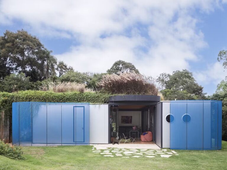 巴西乡村的预制度假屋将环保设计与无缝的室内外生活融为一体