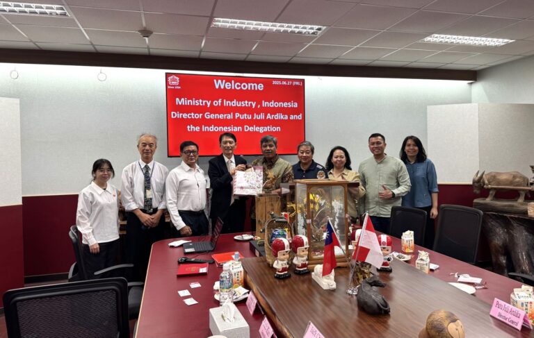 位于桃园的台湾益美食品厂欢迎印尼代表团