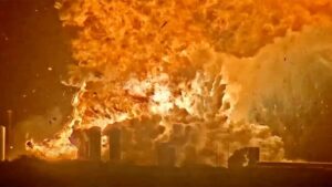 观看：SpaceX 星际飞船在巨大的火球中爆炸