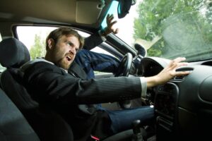放松座椅靠背，在车内观看下一个 Apple CarPlay 的视频