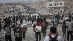 以色列军队向加沙等待援助的数百人开火，造成 25 人死亡