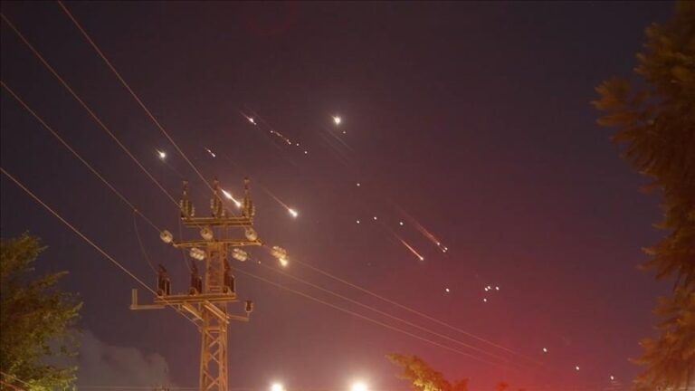 伊朗称防空系统在库姆省上空击落了 3 架以色列无人机