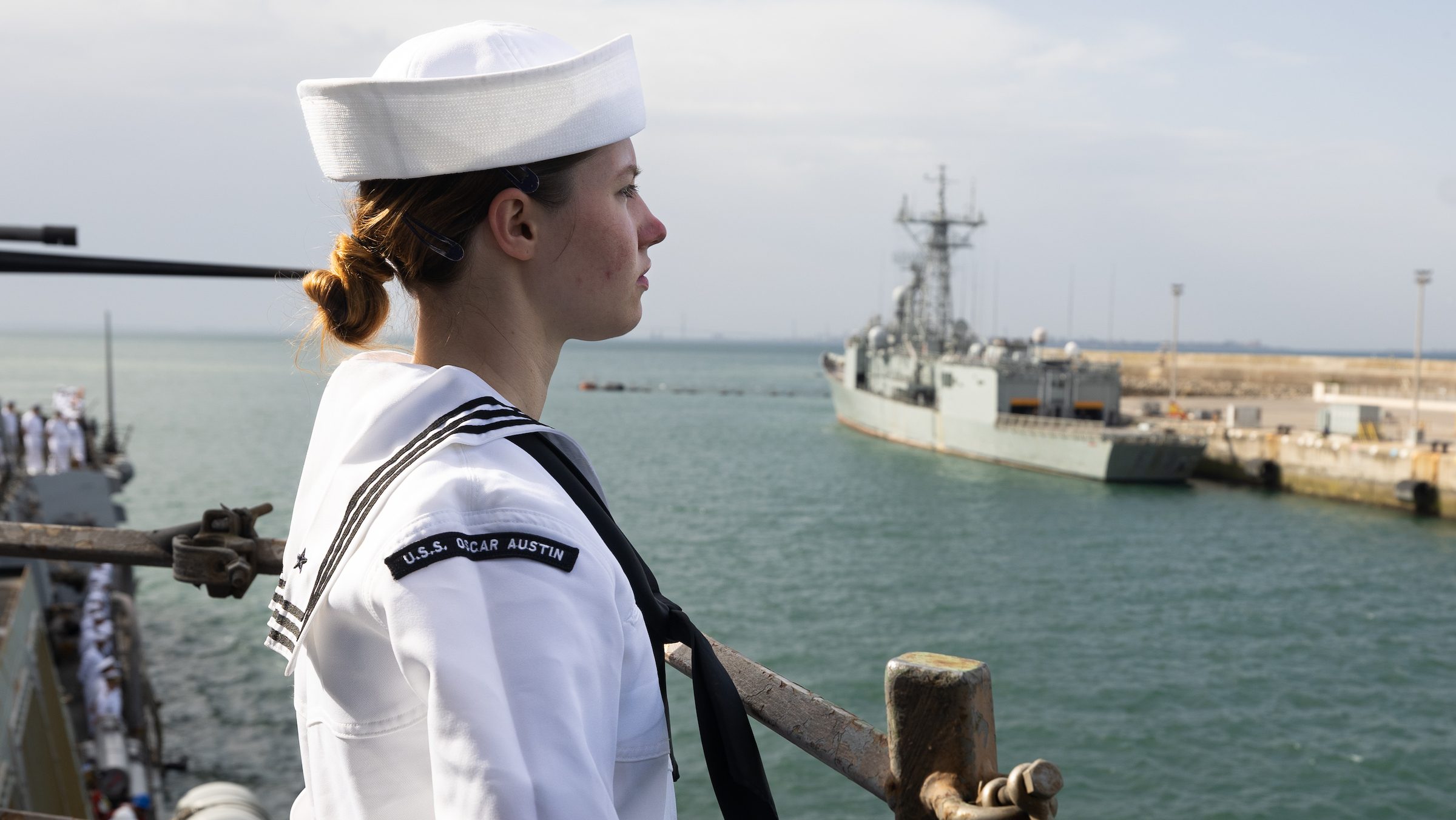 USS Oscar Austin 的船员被授予红海部署战斗行动绶带