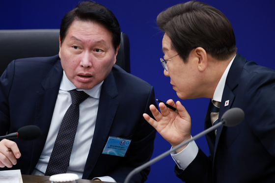 李显龙社长称韩国勇攀“艰苦山坡”，在蔚山 AI 圆桌会议上赞扬 SK 数据中心