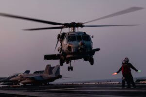 美国海军 MH-60R 直升机使用 MAD-XR 传感器增强潜艇探测能力