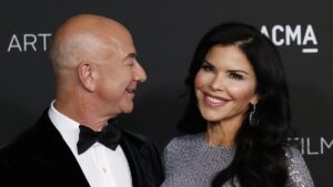 劳伦·桑切斯 （Lauren Sanchez） 和杰夫·贝佐斯 （Jeff Bezos） 的婚礼请柬揭晓......包括为客人提供不寻常的礼物要求