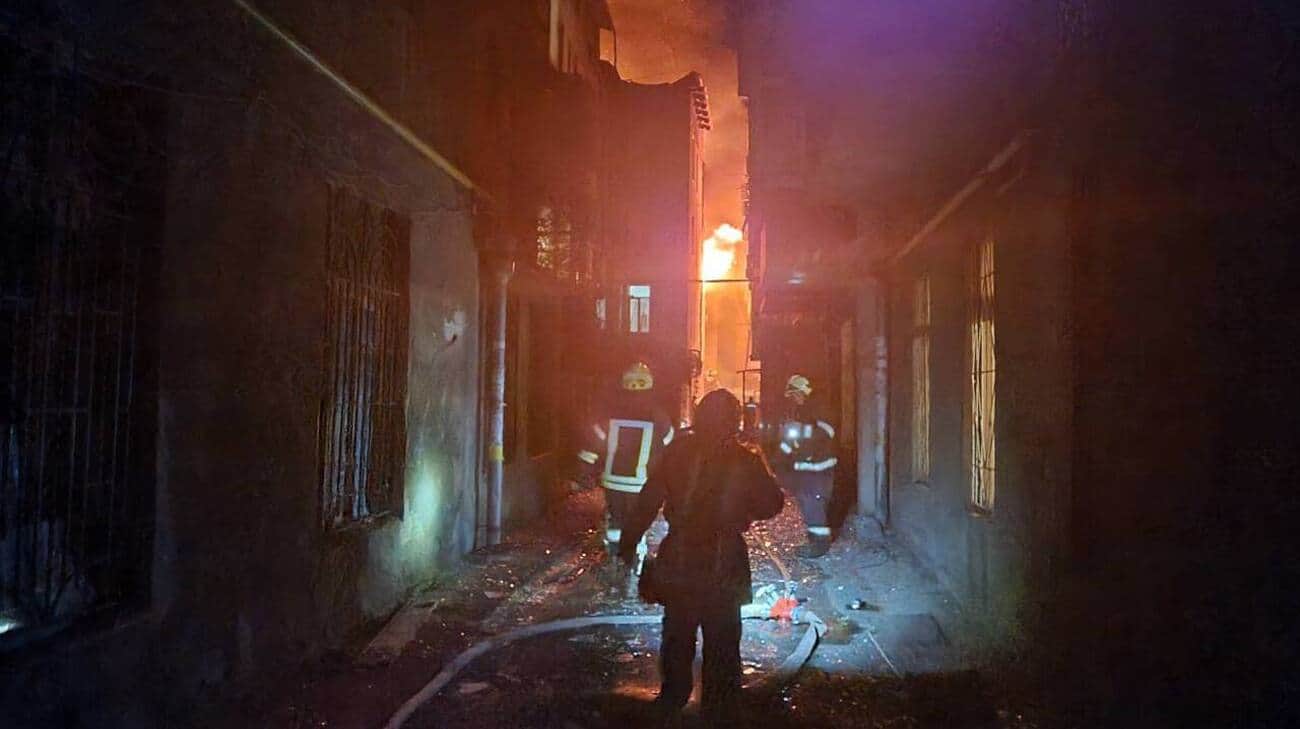 俄罗斯对敖德萨发动无人机袭击，造成多起火灾和人员伤亡 – 照片、视频