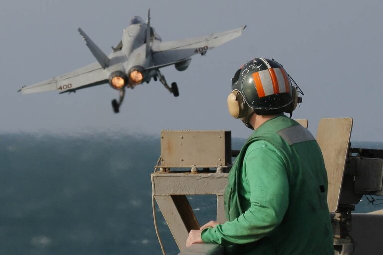美国海军在 $13B 航母船员被承包商上锁的烤箱半喂食后支持维修