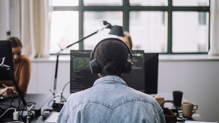 首席执行官们认为员工对 AI 工具越来越敌视,但他们还是在推动采用 AI 工具