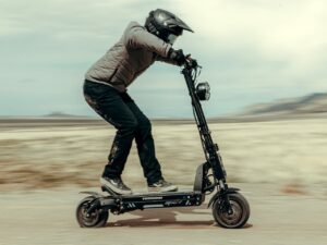 这款 68MPH 的电动滑板车会让你的摩托车嫉妒