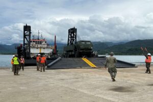 美国在南海展示 HIMARS 火箭发射器的快速部署以提高打击机动性