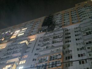 俄罗斯无人机对敖德萨住宅楼的“大规模”袭击造成 13 人受伤