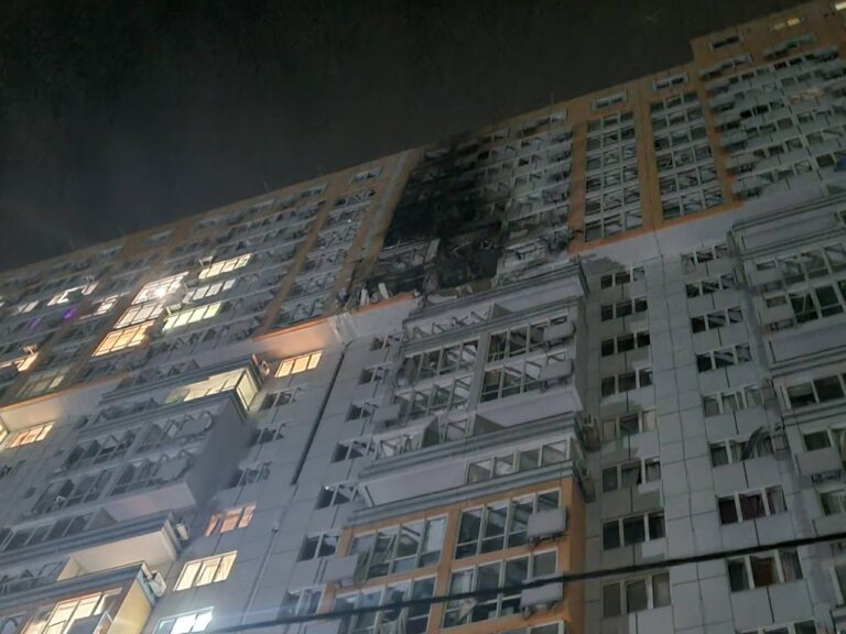 俄罗斯无人机对敖德萨住宅楼的“大规模”袭击造成 13 人受伤