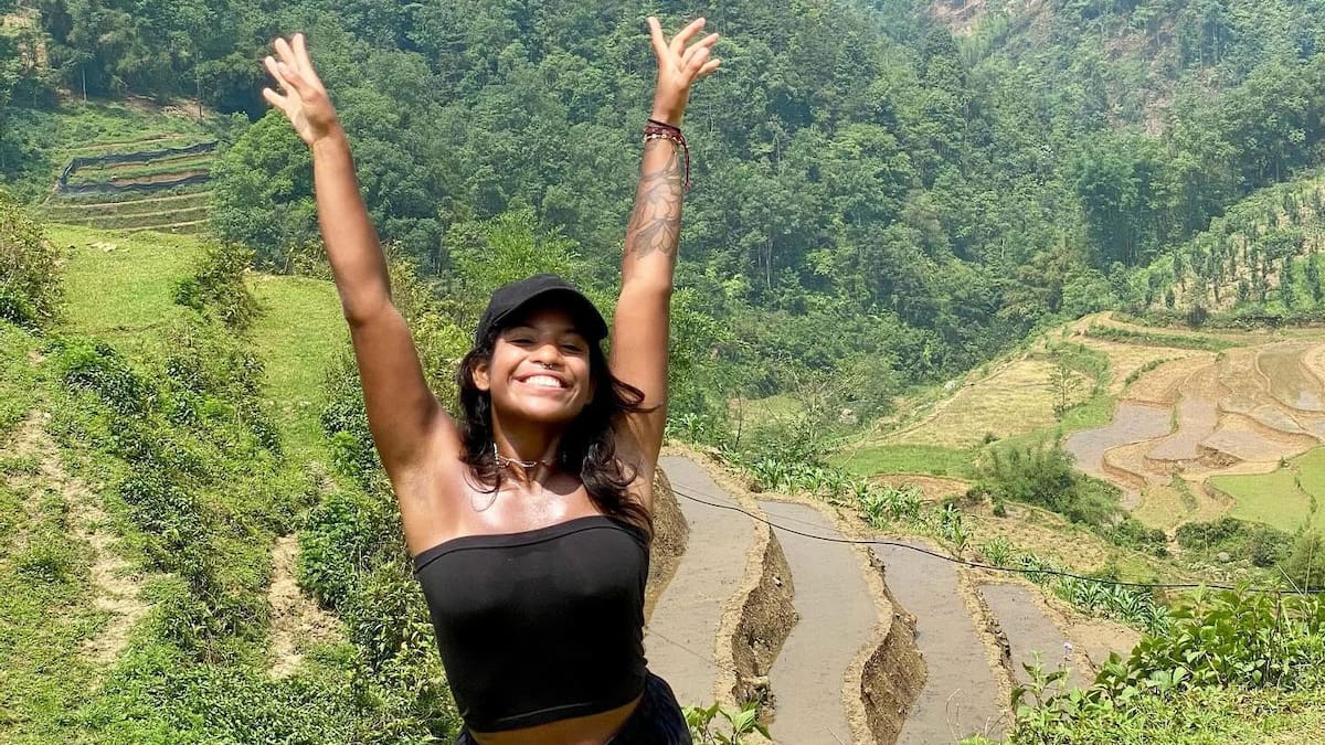 救援人员争先恐后地救助坠入印度尼西亚火山峡谷的游客
