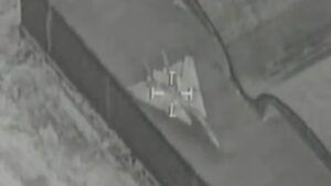 以色列国防军的精确打击摧毁了伊斯法罕空军基地的伊朗 F-14 战斗机