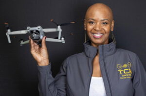 黑人女性也会飞翔：Steffanie Rivers 是德克萨斯州第一所黑人女性拥有的无人机学院