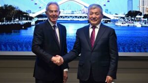 Adylbek Kasymaliev 和 Tony Blair 在夏季达沃斯论坛上讨论 AI 和数字化