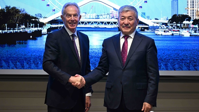 Adylbek Kasymaliev 和 Tony Blair 在夏季达沃斯论坛上讨论 AI 和数字化