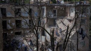 俄罗斯对乌克兰的袭击造成 14 名平民死亡，泽连斯基前往英国