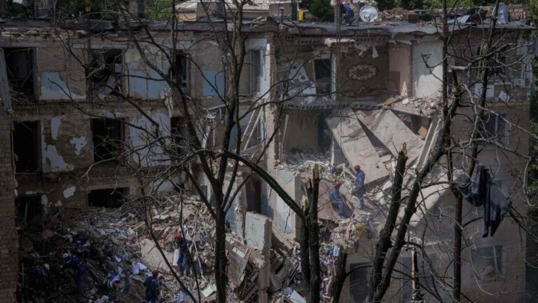俄罗斯对乌克兰的袭击造成 14 名平民死亡，泽连斯基前往英国