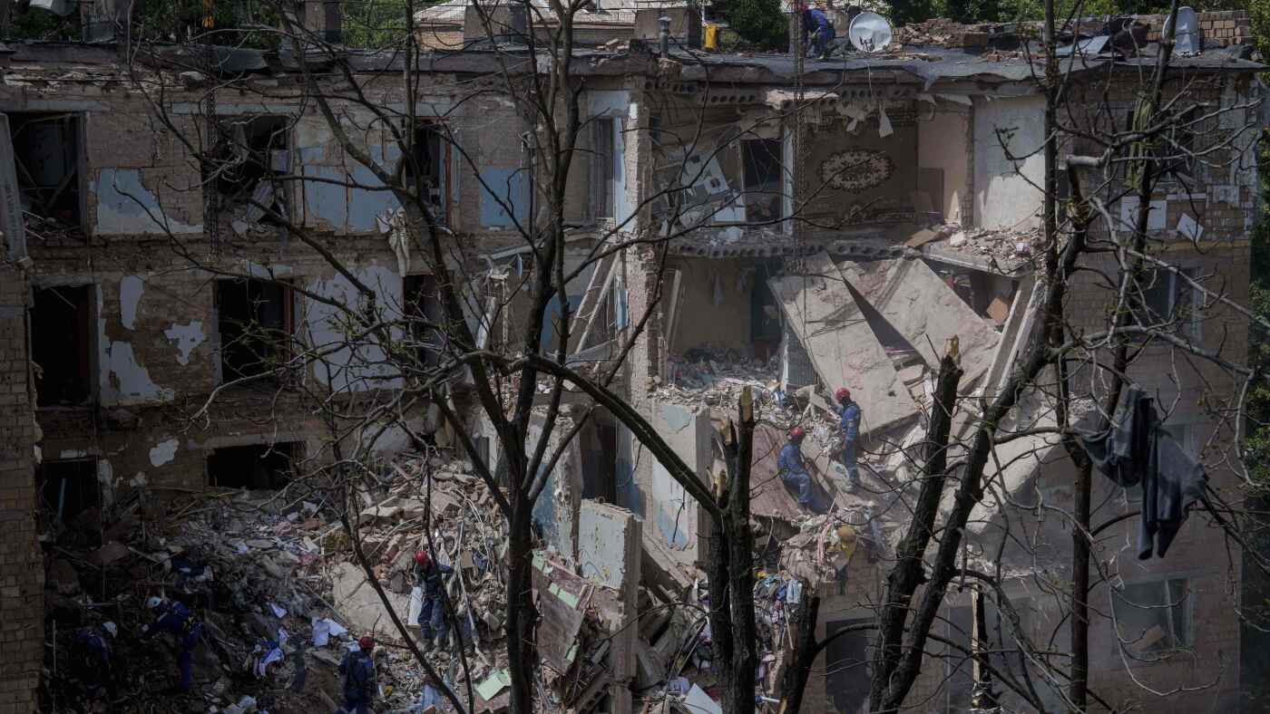 俄罗斯对乌克兰的袭击造成 14 名平民死亡，泽连斯基前往英国