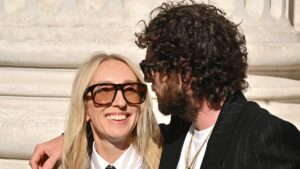 35 岁的 Aaron Taylor-Johnson 和他 58 岁的妻子 Sam 在巴黎时装周期间参加 Saint Laurent 男装秀时进行了一场充满爱意的展示