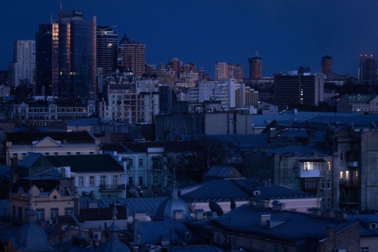 俄罗斯无人机袭击基辅后报告发生火灾