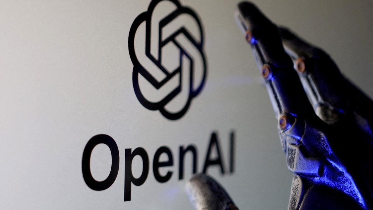 OpenAI 和 Jony Ive 的 AI 设备不会是可穿戴设备：报告