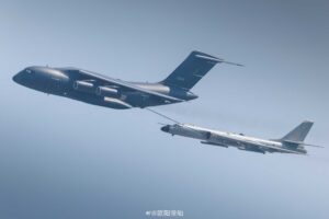 突发新闻：中国首次进行运-20U加油机和轰-6N战略轰炸机之间的公开空中加油演习