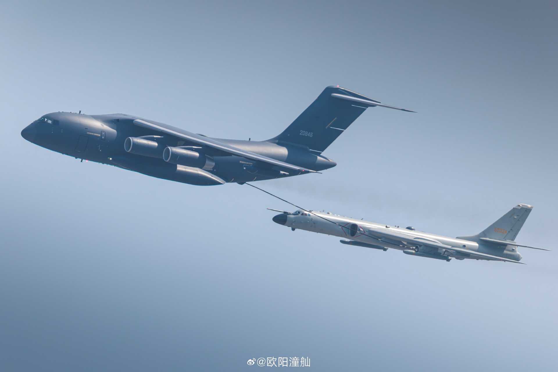 突发新闻：中国首次进行运-20U加油机和轰-6N战略轰炸机之间的公开空中加油演习