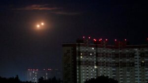 俄罗斯对基辅的“大规模”袭击造成至少 5 人死亡