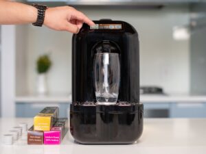 Kara Pod 供应来自您呼吸的空气的淡水和咖啡