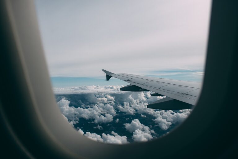由于维护、恶劣天气和空域限制，印度航空的几个航班被取消
