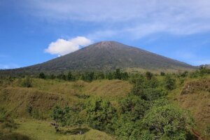 在印度尼西亚，正在搜寻一名坠入火山口的巴西游客
