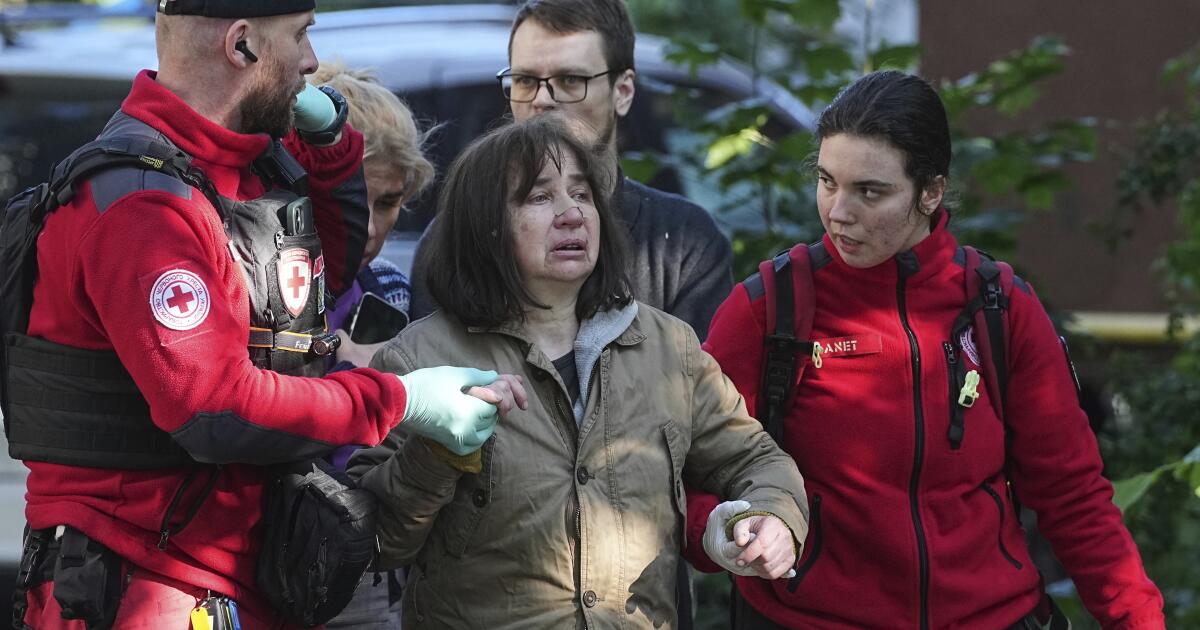 俄罗斯对乌克兰的袭击造成至少 14 人死亡，泽连斯基前往英国。