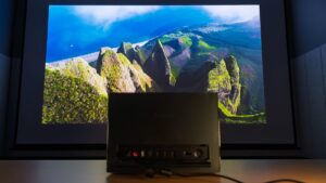 我用这款 4K 激光投影仪替换了客厅的电视一个月 - 我并没有后悔