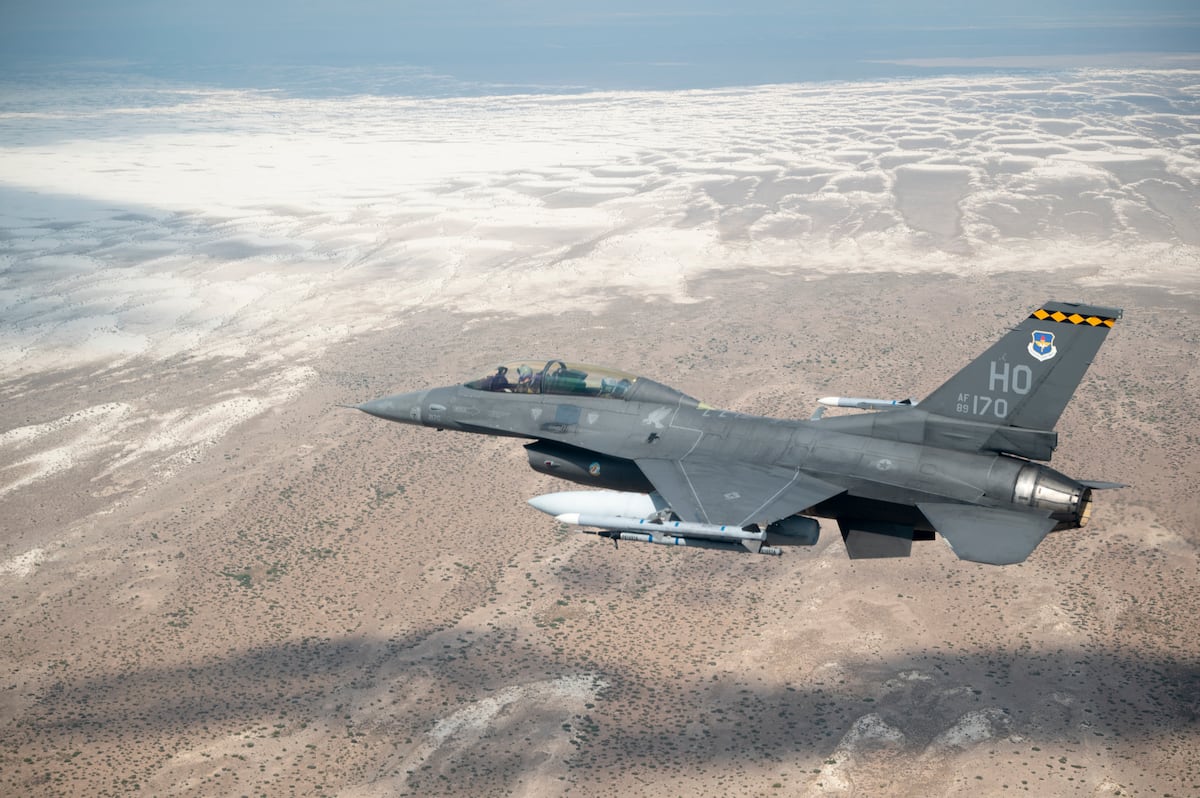 菲律宾国防部长对从美国购买大型 F-16 泼冷水