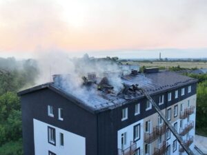 过去一天，俄罗斯无人机和导弹在乌克兰各地发动袭击，造成至少 23 人死亡，300 多人受伤