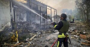 俄罗斯的袭击造成 3 人死亡，64 人受伤，无人机袭击了哈尔科夫和乌克兰其他地区