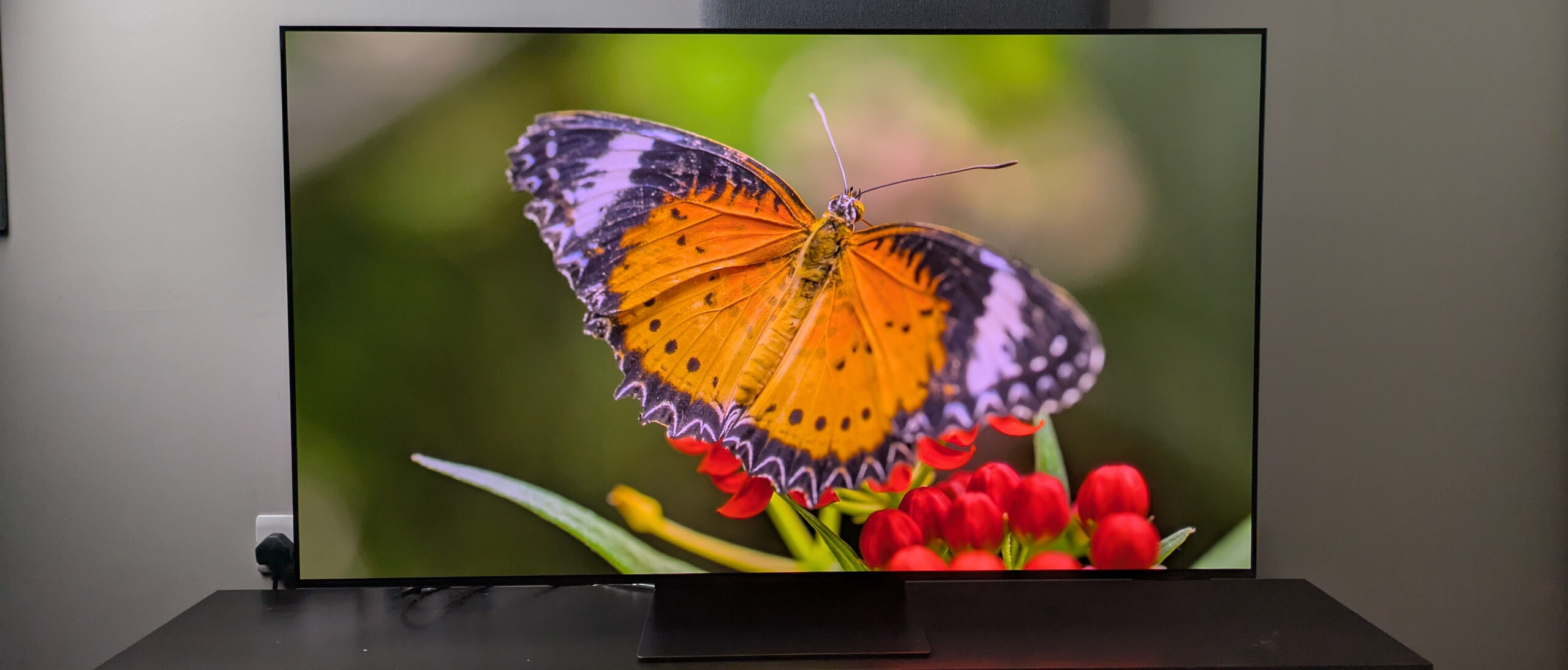 三星 S95F OLED 电视评测：轻松成为 2025 年最好的电视之一，尤其是对于明亮的房间