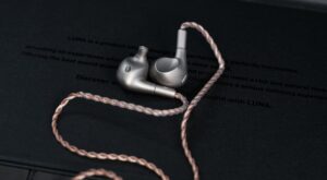 那不是月亮。这是 Astell&Kern 的 Luna 入耳式监听耳机