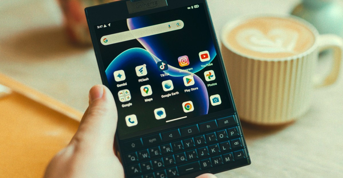 Titan 2 是一款现代化的黑莓手机，配备 5G、Android 和第二个屏幕