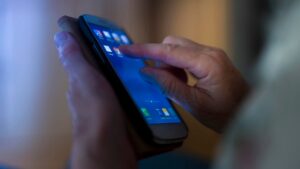 以下是将 Chrome 地址栏移动到 Android 手机屏幕底部的方法